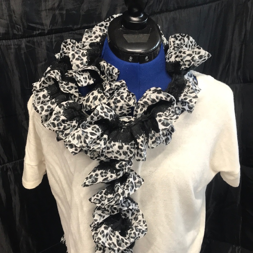 NWOT leopard print boa scarf - 86"